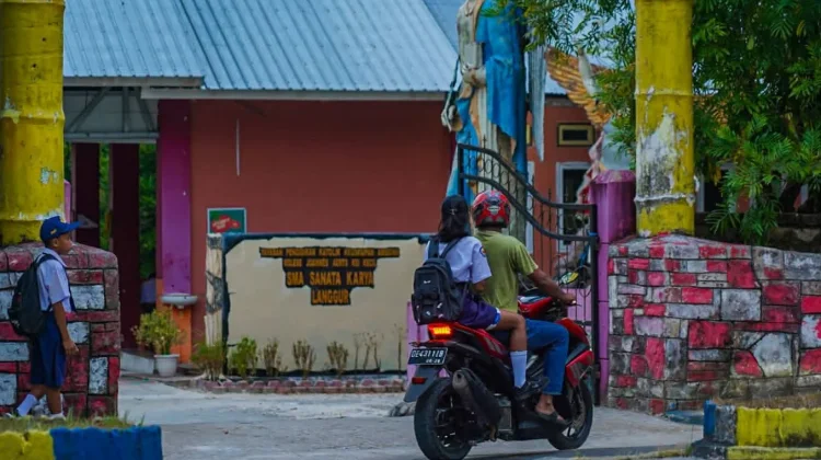 Gerakan Ayah Mengantar Anak ke Sekolah Mulai Diterapkan di Malra
