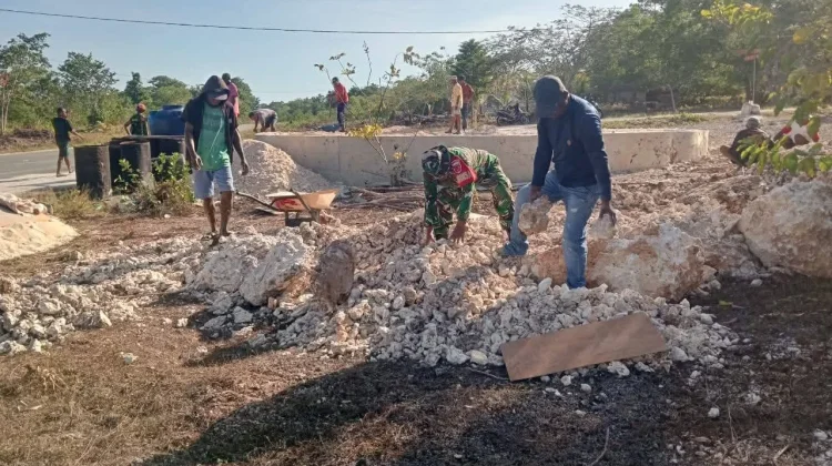 Babinsa Bantu Warga Namar Bangun Monumen Katolik