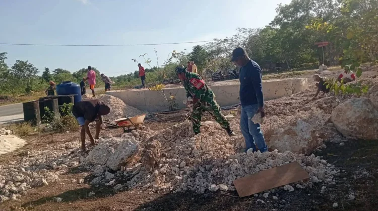Babinsa Bantu Warga Namar Bangun Monumen Katolik