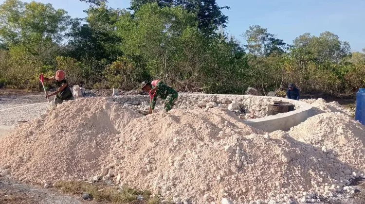Babinsa Bantu Warga Namar Bangun Monumen Katolik