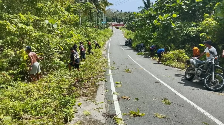 Babinsa Hadir di tengah Masyarakat, Bersihkan Bahu Jalan demi Kenyamanan Bersama
