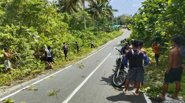 Babinsa Hadir di tengah Masyarakat, Bersihkan Bahu Jalan demi Kenyamanan Bersama