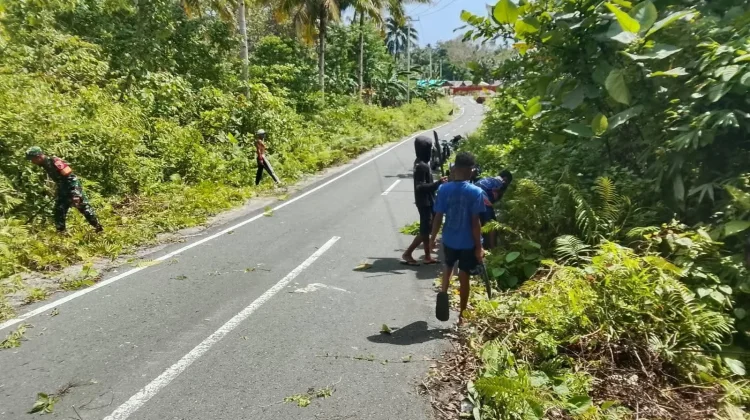 Babinsa Hadir di tengah Masyarakat, Bersihkan Bahu Jalan demi Kenyamanan Bersama