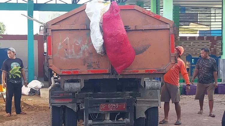 Area Publik Kembali Rapi, Tim Pangkas Rumput Bereaksi