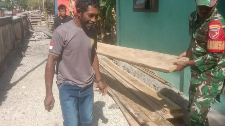 Babinsa Finualen Bantu Pembangunan Rumah Warga