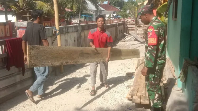 Babinsa Finualen Bantu Pembangunan Rumah Warga