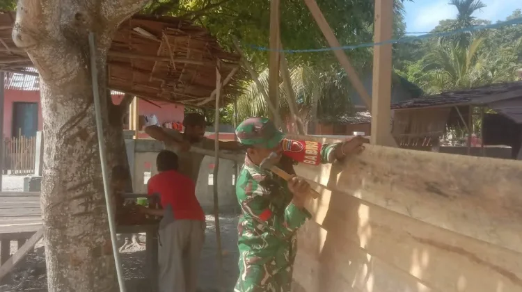 Babinsa Finualen Bantu Pembangunan Rumah Warga