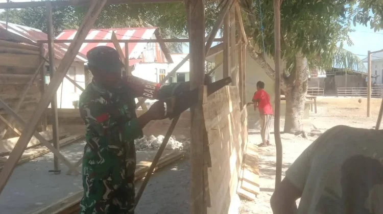 Babinsa Finualen Bantu Pembangunan Rumah Warga