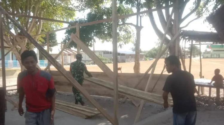 Babinsa Finualen Bantu Pembangunan Rumah Warga