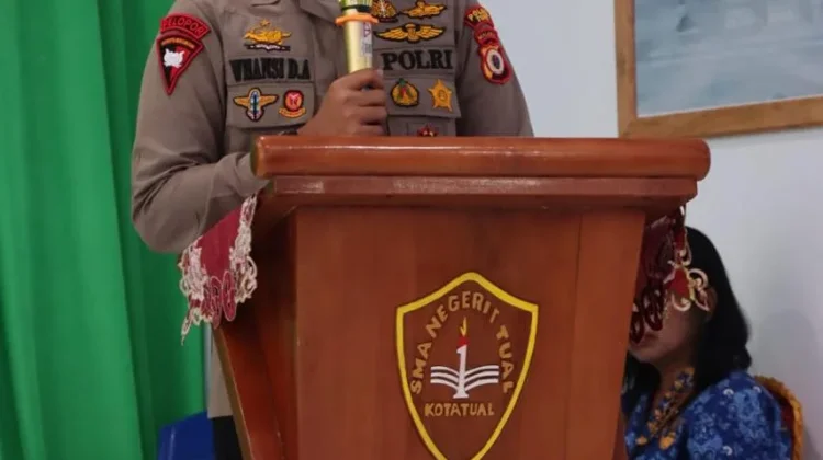 Polisi Mengajar Perdana di SMA Negeri 1 Tual