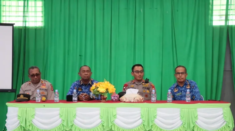Polisi Mengajar Perdana di SMA Negeri 1 Tual