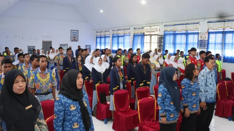 Polisi Mengajar Perdana di SMA Negeri 1 Tual