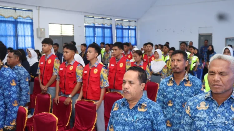 Polisi Mengajar Perdana di SMA Negeri 1 Tual