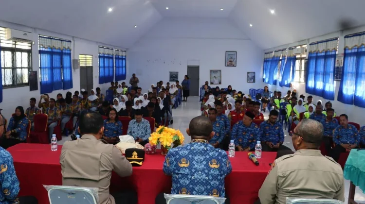 Polisi Mengajar Perdana di SMA Negeri 1 Tual