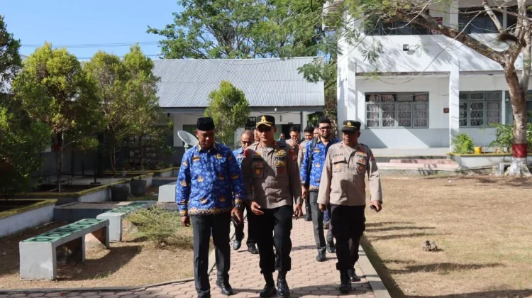 Polisi Mengajar Perdana di SMA Negeri 1 Tual