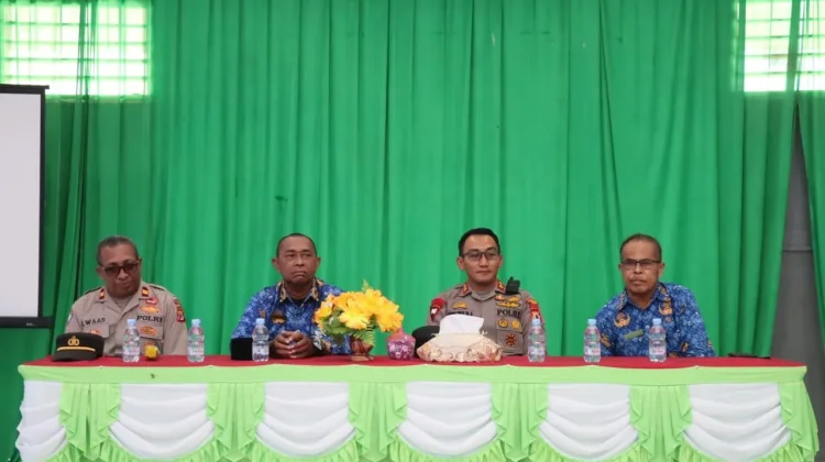 Polisi Mengajar Perdana di SMA Negeri 1 Tual