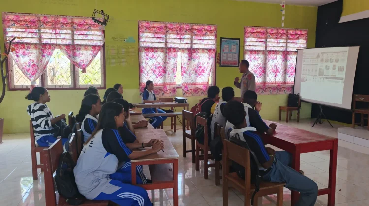 Polisi Mengajar Hadir di SMA Negeri 7 Tual