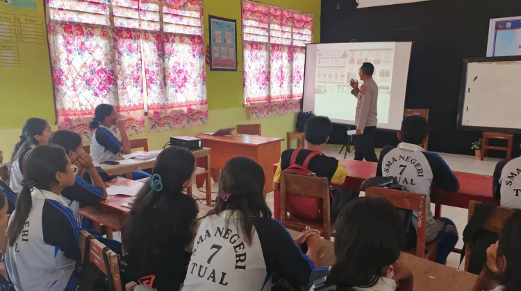 Polisi Mengajar Hadir di SMA Negeri 7 Tual