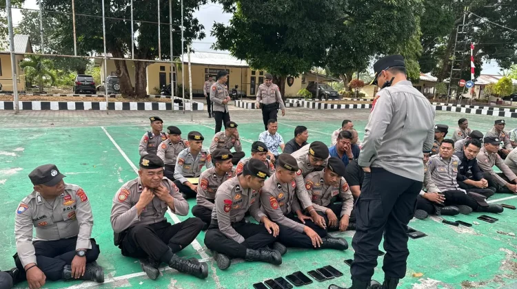 Cegah Judol Diantara Personil, Kapolres Tual Sidak HP
