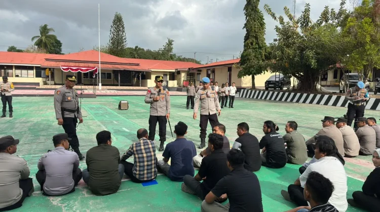Cegah Judol Diantara Personil, Kapolres Tual Sidak HP