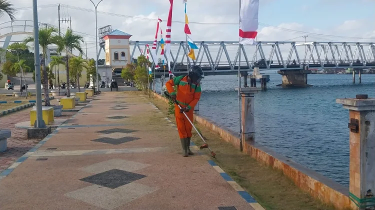 Monitoring Kerja Tim Pangkas DLHK Tual