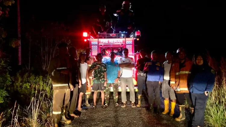 Petugas Siaga Kebakaran Padamkan Kebakaran Lahan di Kampung Fanil