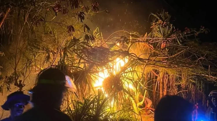 Petugas Siaga Kebakaran Padamkan Kebakaran Lahan di Jalan SMK Romel Tual
