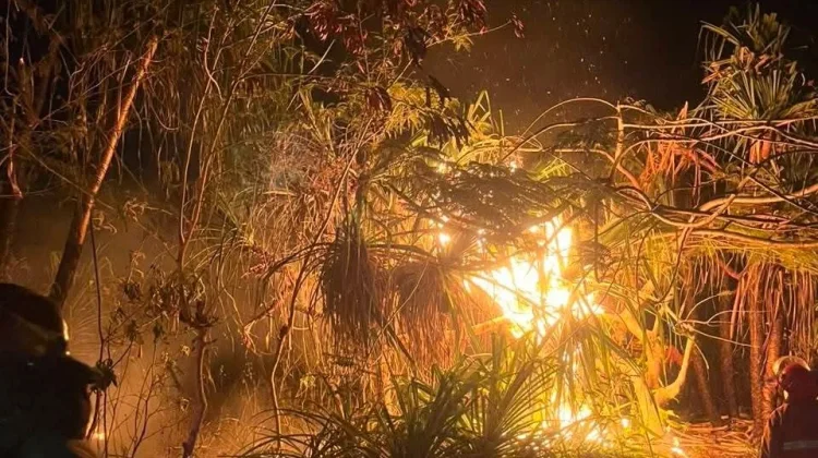 Petugas Siaga Kebakaran Padamkan Kebakaran Lahan di Jalan SMK Romel Tual