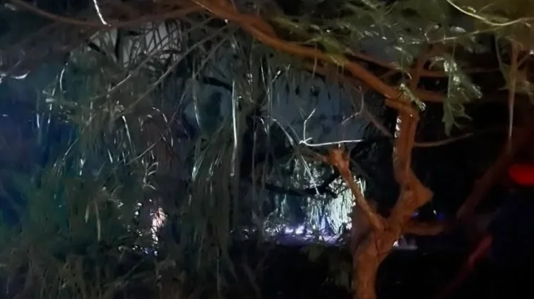 Petugas Siaga Kebakaran Padamkan Kebakaran Lahan di Jalan SMK Romel Tual