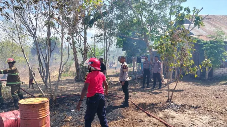 Polres dan Damkar Tual Kerjasama Padamkan Kebakaran Lahan