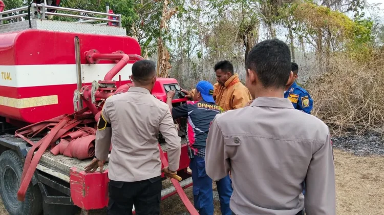 Polres dan Damkar Tual Kerjasama Padamkan Kebakaran Lahan