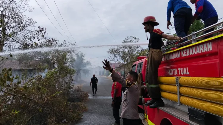 Polres dan Damkar Tual Kerjasama Padamkan Kebakaran Lahan
