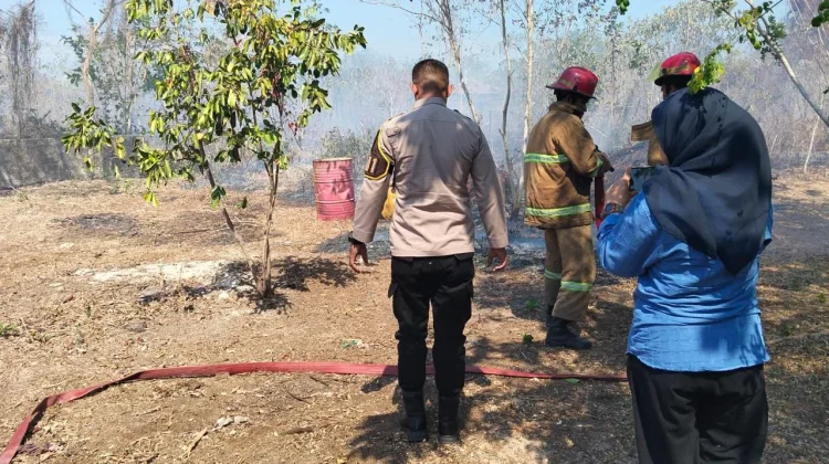 Polres dan Damkar Tual Kerjasama Padamkan Kebakaran Lahan