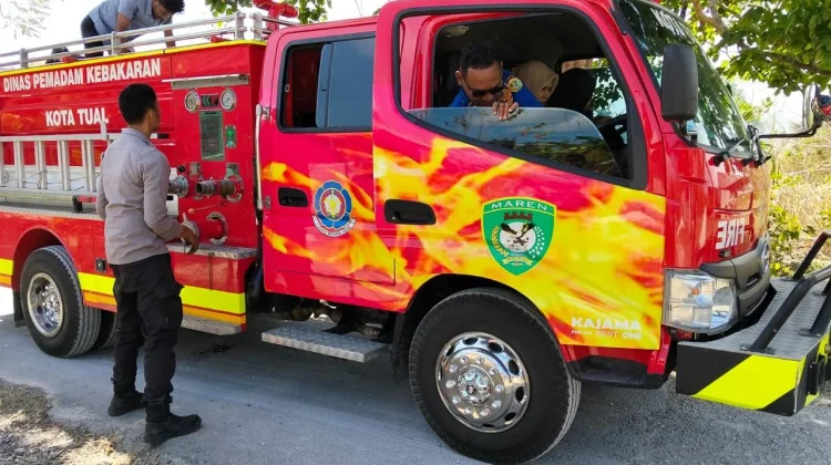 Polres dan Damkar Tual Kerjasama Padamkan Kebakaran Lahan