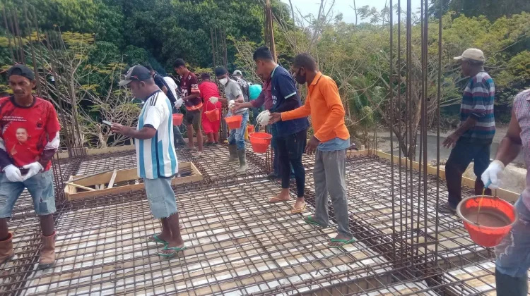 Karya Bakti Babinsa Wujudkan Kepedulian terhadap Pembangunan Rumah Ibadah