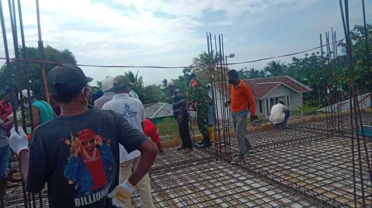 Karya Bakti Babinsa Wujudkan Kepedulian terhadap Pembangunan Rumah Ibadah