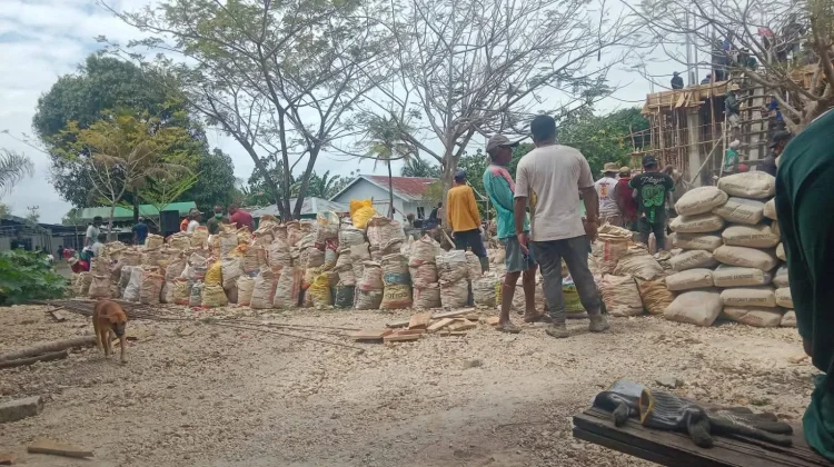 Karya Bakti Babinsa Wujudkan Kepedulian terhadap Pembangunan Rumah Ibadah