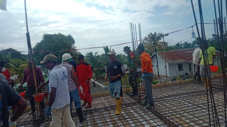 Karya Bakti Babinsa Wujudkan Kepedulian terhadap Pembangunan Rumah Ibadah