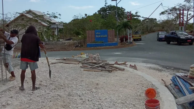 Bupati Thaher Tinjau Pembangunan Monumen Pater Yohanes Kusters di Namar