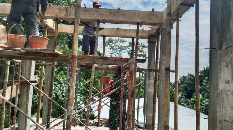 Babinsa Koramil 1503-02/Elat Bantu Pembangunan Rumah
