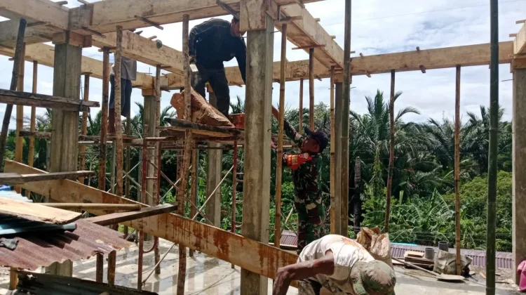Babinsa Koramil 1503-02/Elat Bantu Pembangunan Rumah