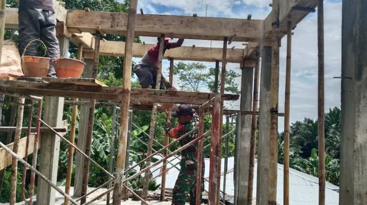Babinsa Koramil 1503-02/Elat Bantu Pembangunan Rumah