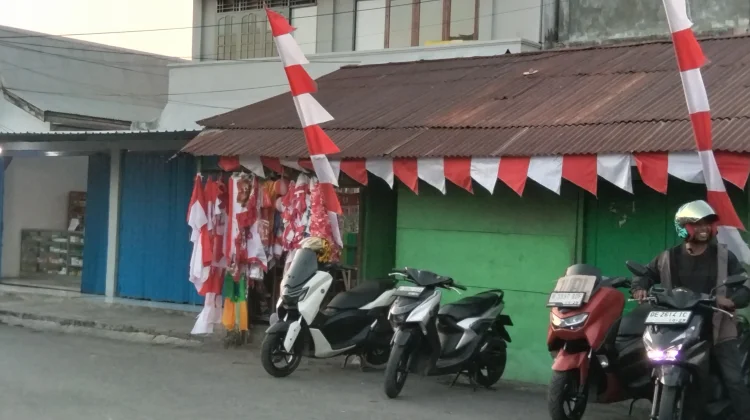 Berburu Baju dan Aksesoris Merah Putih Jadi Tren Warga