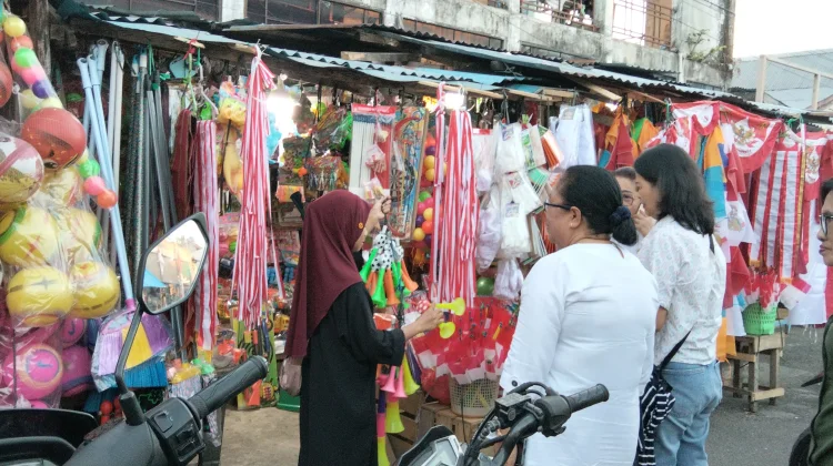 Berburu Baju dan Aksesoris Merah Putih Jadi Tren Warga