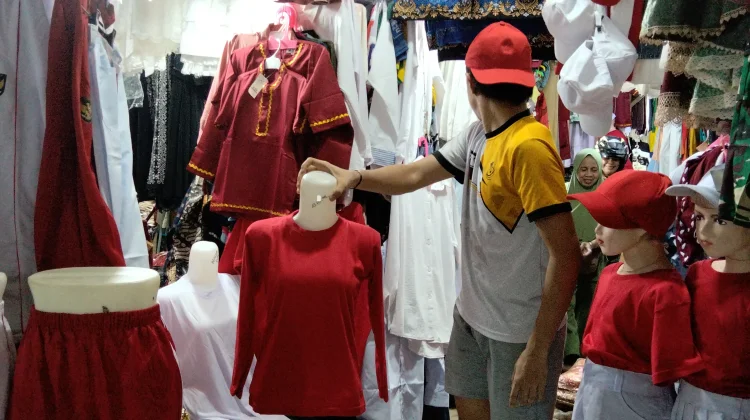 Berburu Baju dan Aksesoris Merah Putih Jadi Tren Warga
