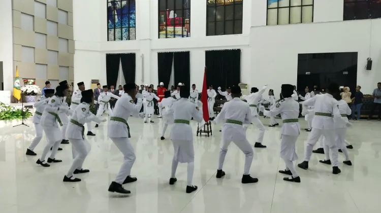 Bupati Thaher Kukuhkan Anggota Paskibra Maluku Tenggara