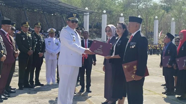 73 ASN Maluku Tenggara Terima Satyalancana Karya Satya pada HUT RI Ke-81