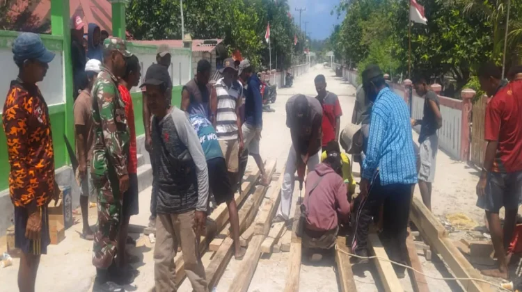 Babinsa dan Warga Tiga Desa Gotong Royong Siapkan Tiang Alif