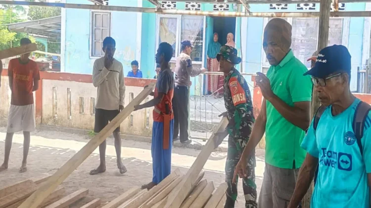 Babinsa dan Warga Tiga Desa Gotong Royong Siapkan Tiang Alif