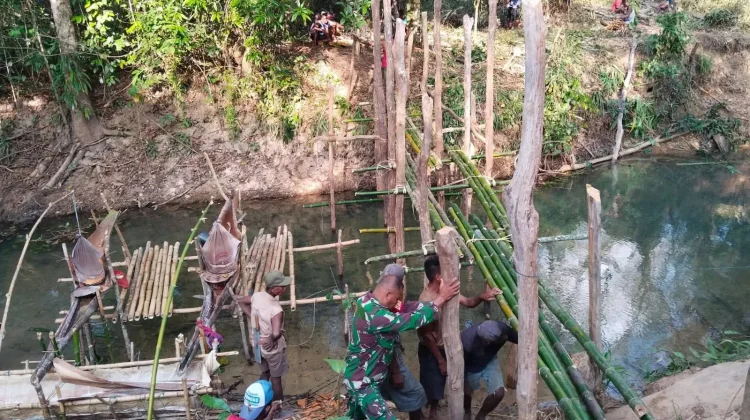 Babinsa dan Warga Gotong Royong Bangun Jembatan Darurat
